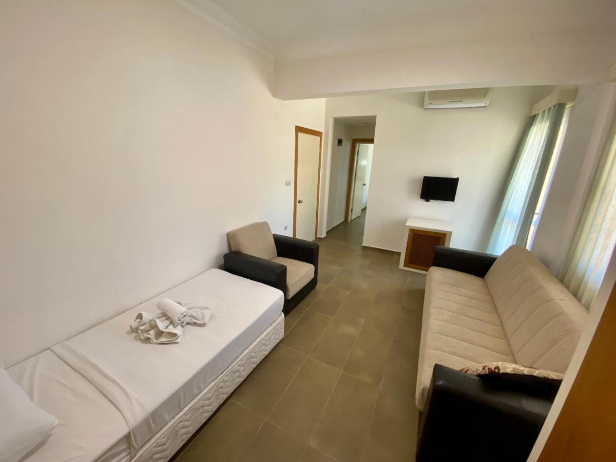 Konfor Suite Otel Cedit Luaran gambar