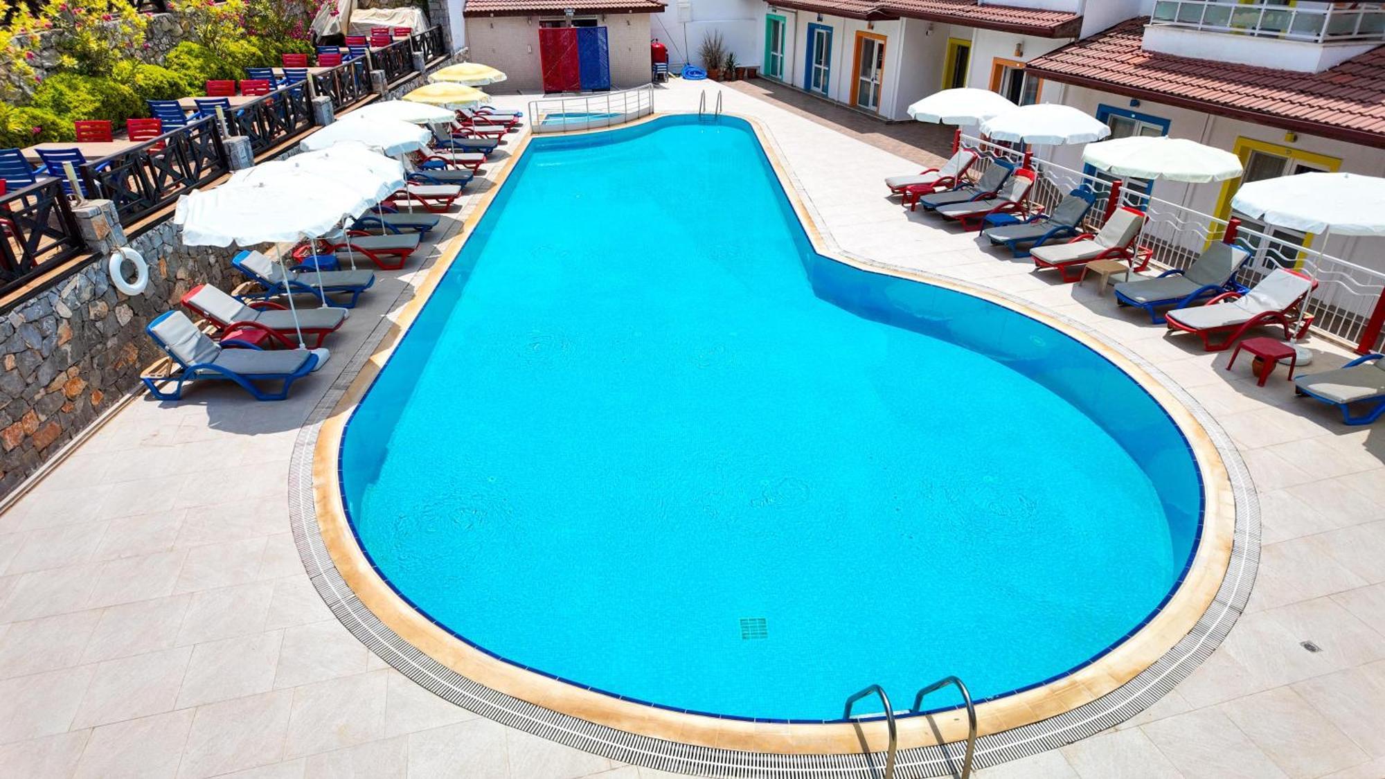 Konfor Suite Otel Cedit Luaran gambar