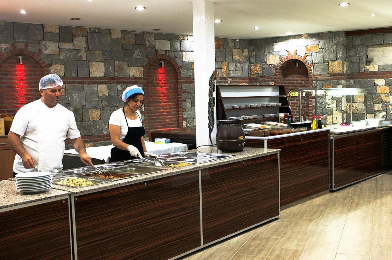 Konfor Suite Otel Cedit Luaran gambar